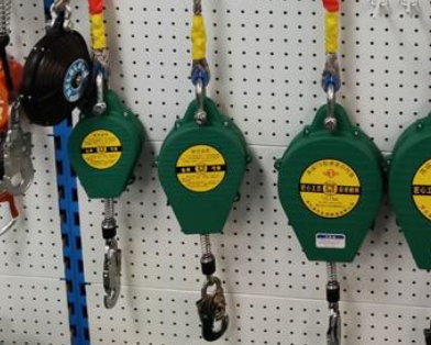 The use of fall arresters with low safety factor shall be prohibited