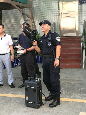 圖片關(guān)鍵詞 深圳市南山公安分局領(lǐng)導(dǎo)親自實(shí)測(cè)無(wú)人機(jī)干擾器產(chǎn)品