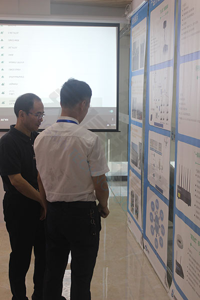 圖片關鍵詞 公司董事長鐘總給重慶市政協副主席講解產品方案