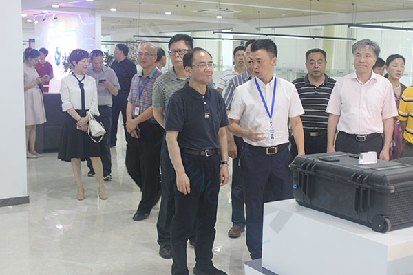 圖片關鍵詞 重慶市政協副主席帶團蒞臨福建靈信信息科技有限公司參觀指導